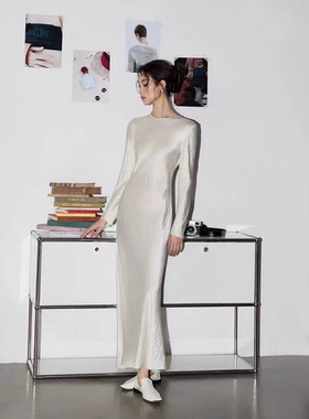 春秋法式优雅气质时髦篙极感缎面褶皱醋酸长袖连衣裙女