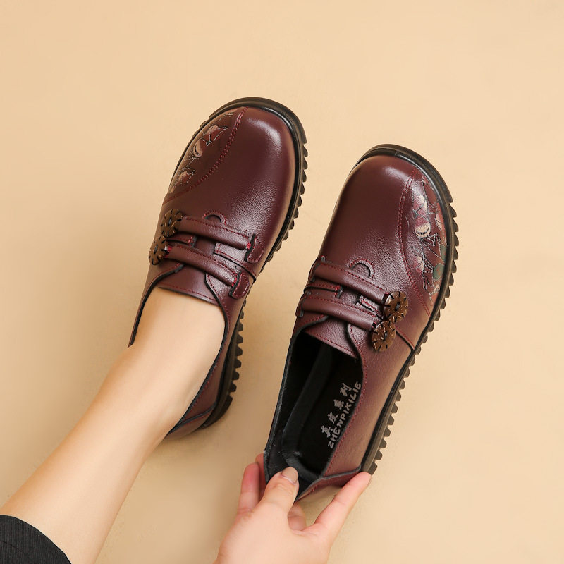 新款真皮妈妈鞋单鞋软底舒适复古民族风平底中老年人奶奶女鞋