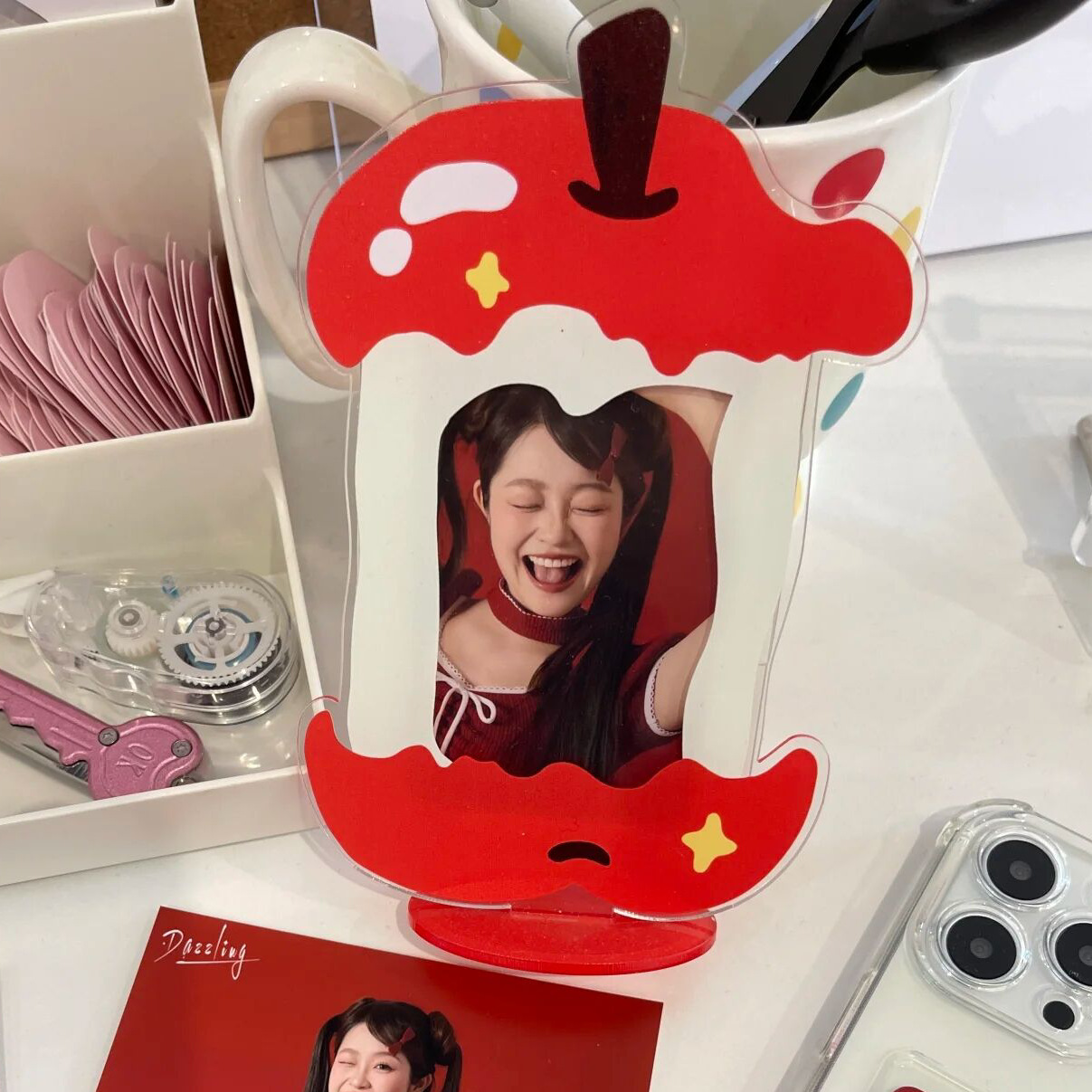 二次元亚克力小红书同款苹果小卡立牌可爱ins同款爱豆桌面摆件