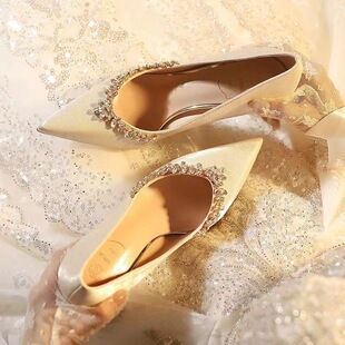 白色婚纱新娘鞋秀禾婚鞋订婚礼服绒面红色尖头高跟鞋女2025年新款