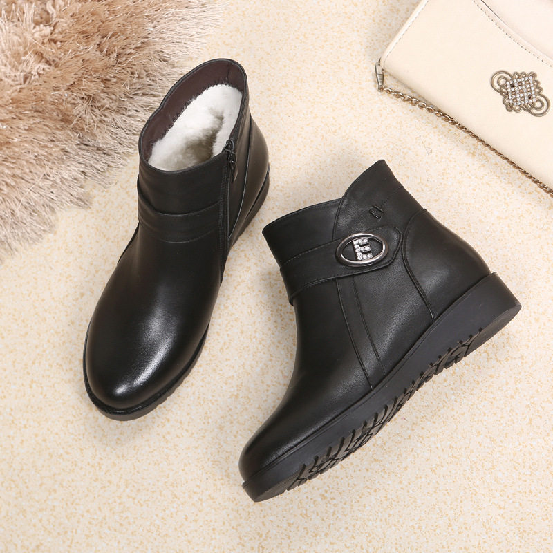 冬季加绒女靴真皮羊毛内里女式短靴加厚平底防滑中老年妈妈棉皮鞋