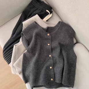 高级感灰色小金扣针织马甲女秋冬软糯叠穿毛衣背心设计感无袖上衣