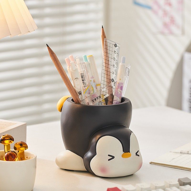 可爱企鹅笔筒办公室工位收纳桶儿童房桌面装饰品送小朋友生日礼物