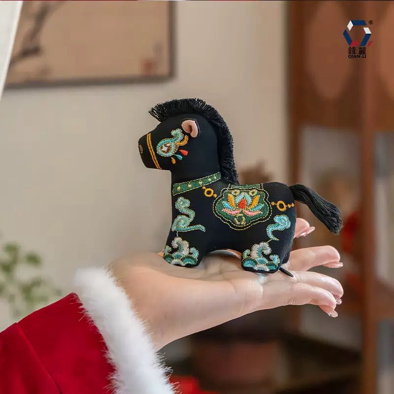 手工刺绣宋锦小马桌面摆件吉祥物