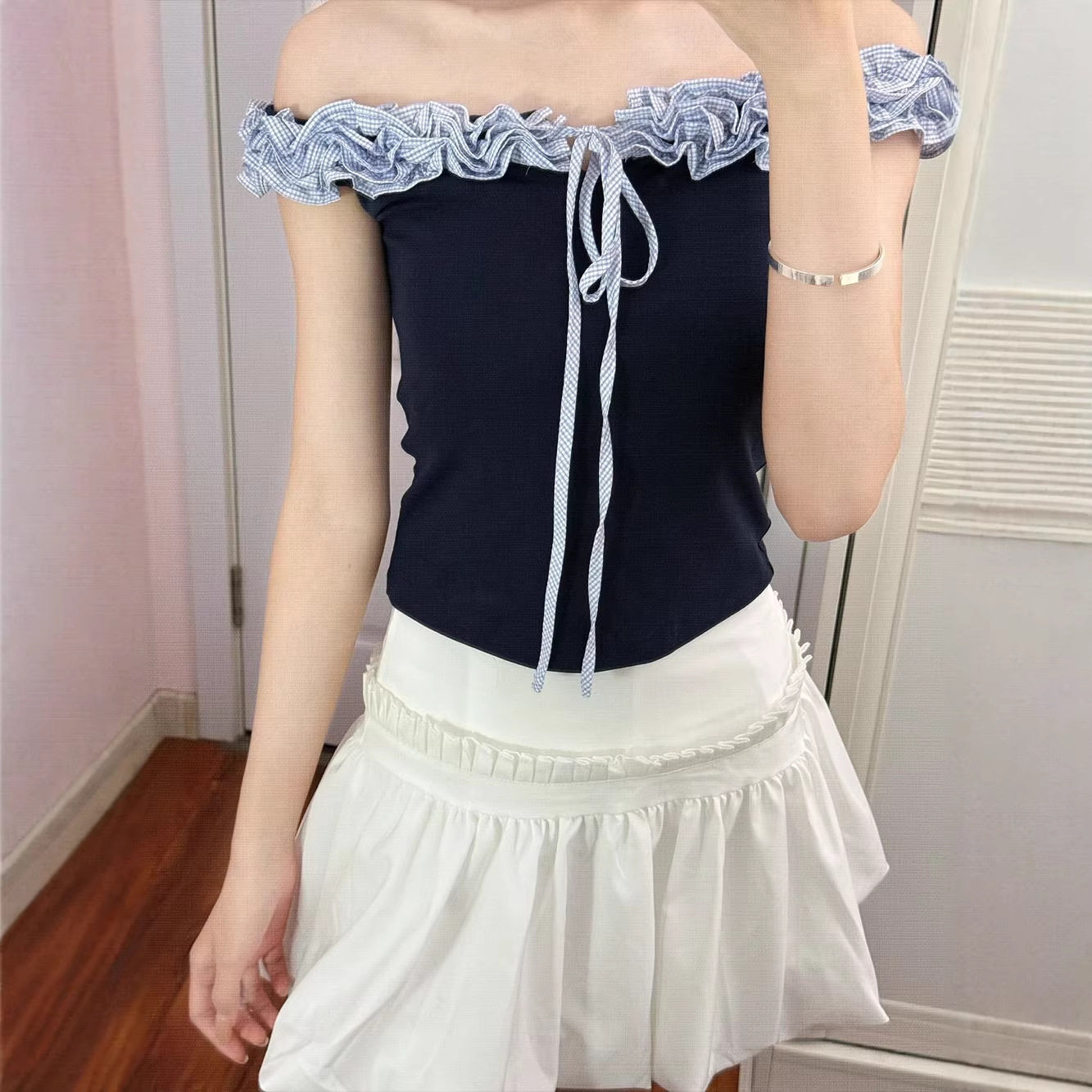 韩系学院风撞色木耳边系带短袖t恤女夏季设计感小众辣妹露肩上衣