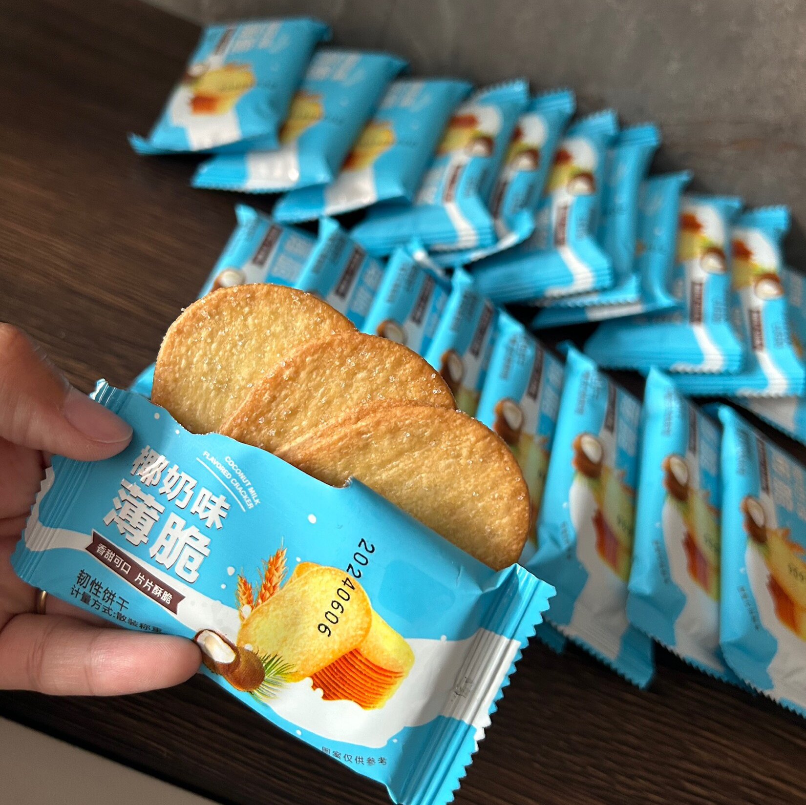 巧克力味薄脆饼干椰奶白糖粒怀旧休闲追剧解馋网红办公室零食品