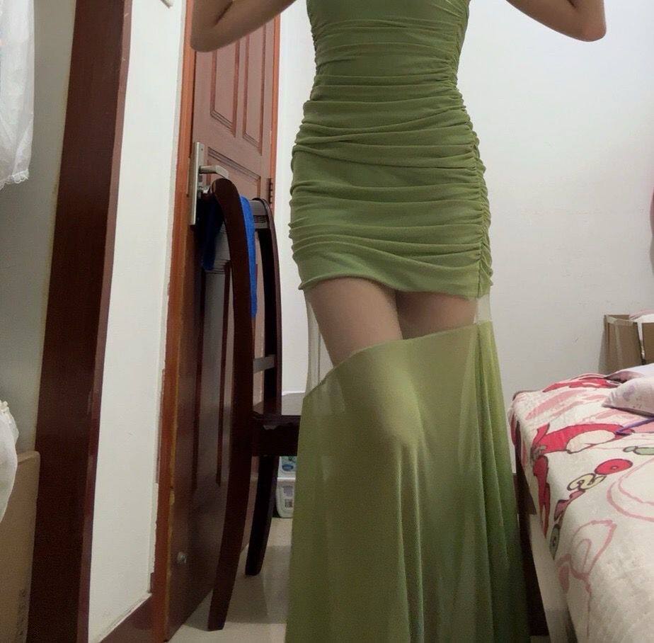 好看吊带款沙滩裙海边拍照轻奢高级感连衣裙女网纱拼接绿色夏季