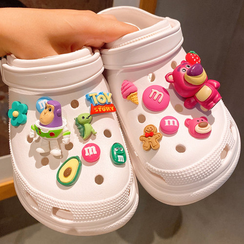 草莓熊巴斯光年洞洞鞋鞋花扣