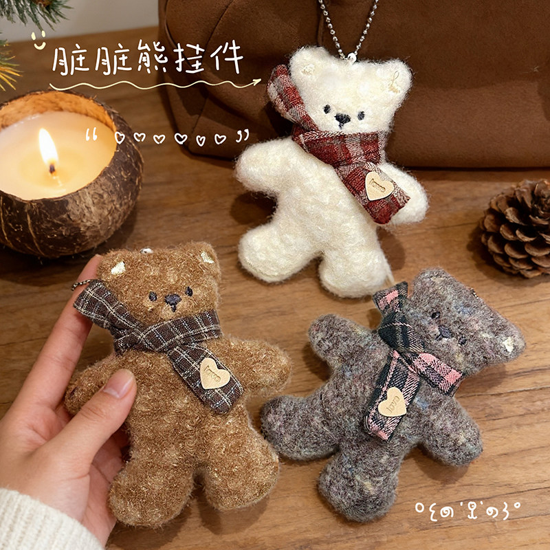 原创高级感卡通毛绒脏脏熊挂件格子围巾爱心装饰小熊包包挂饰玩偶,节庆用品/礼品,创意玩偶,淘宝优惠券,粉丝福利购,淘宝优惠卷