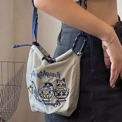 日系新款茶杯猫ball环保刺绣新款尼龙手提斜挎外出小号收纳手机包