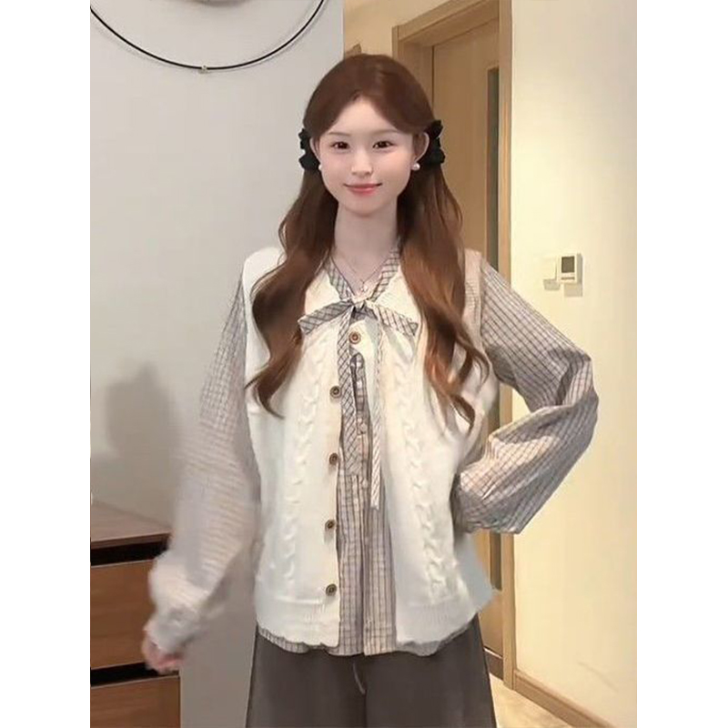 复古学院风穿搭v领针织开衫杏色马甲叠穿设计感蝴蝶长袖格子衬衫