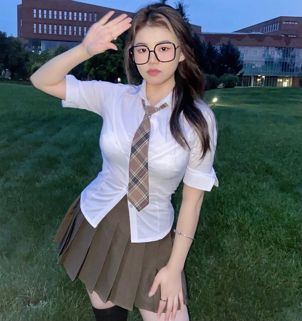 IN SUMMER THE NEW SWEET SALT IS WORN BY A SMALL WOMAN AN INTERNET CELEBRITY A SWEET AND SPICY COLLEGE STYLE SHIRT A TWO-PIECE SUIT AND A SKIRT