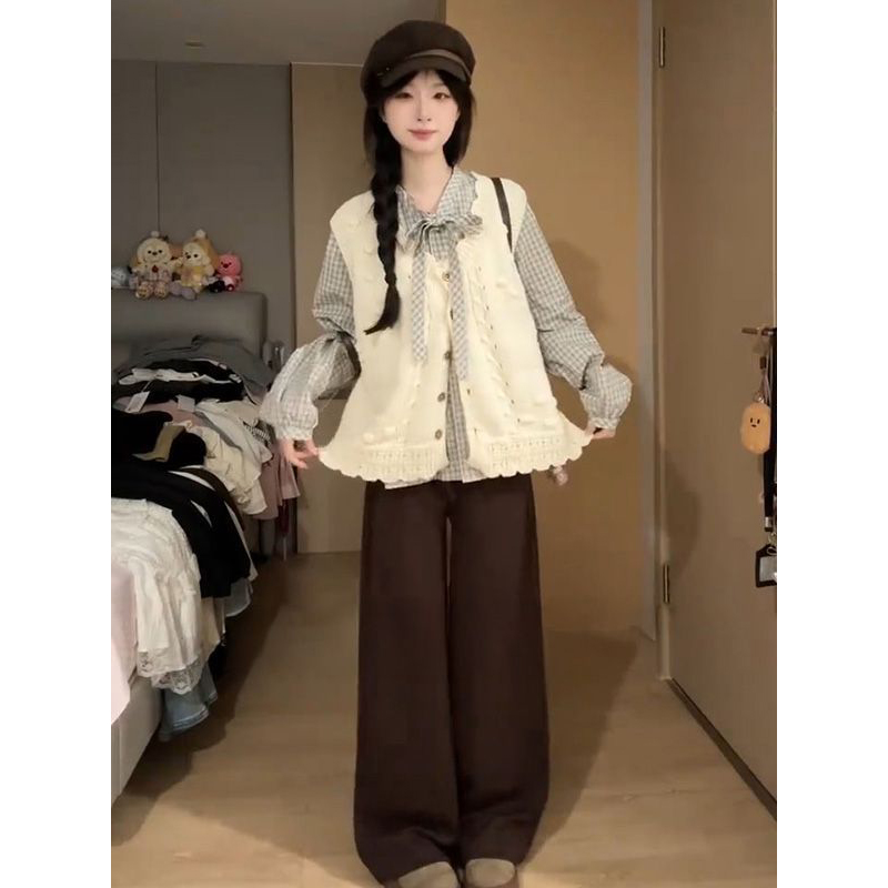 设计感穿搭杏色针织开衫马甲秋冬款通勤学院风蝴蝶格子衬衫两件套