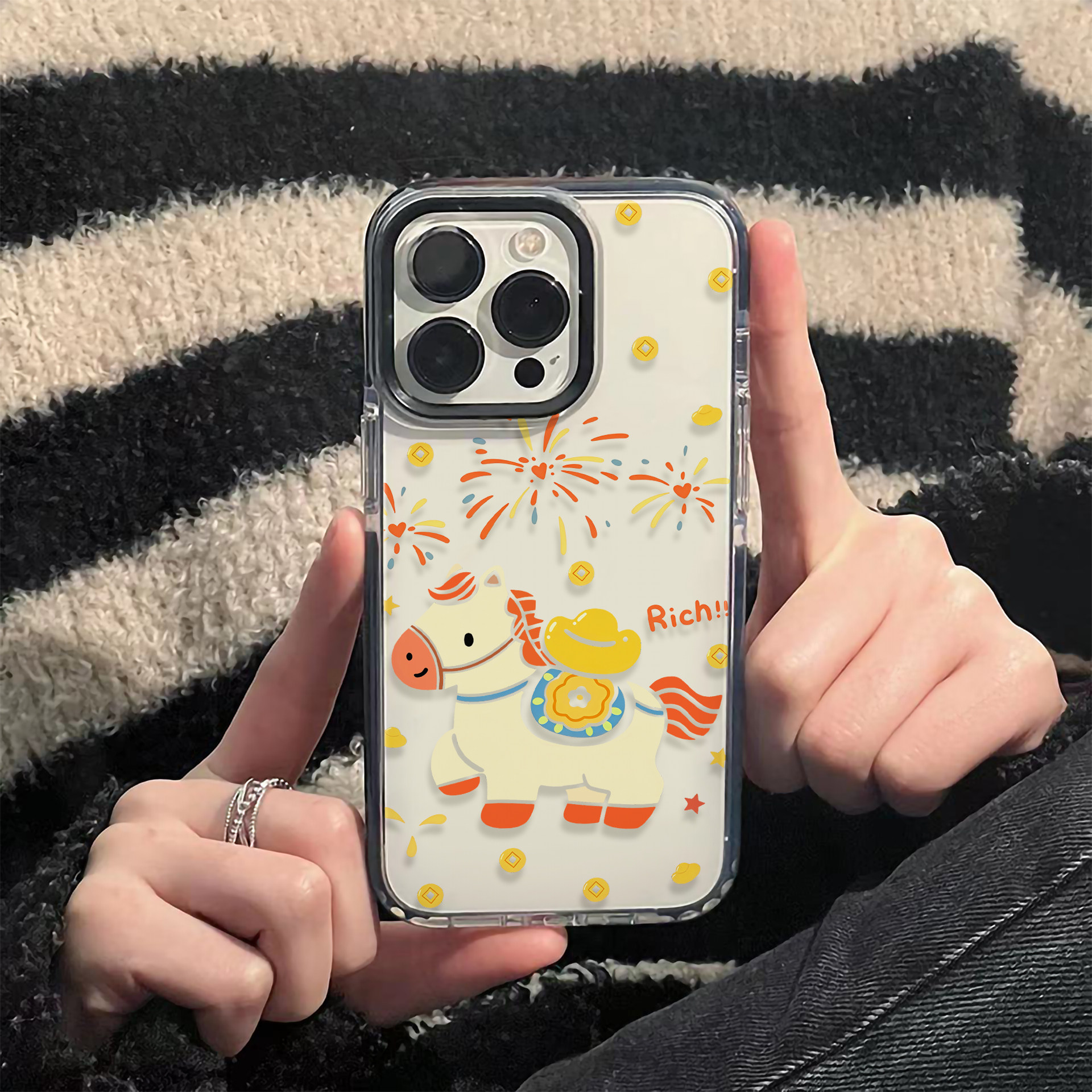 ins新年烟花元宝小马适用苹果17promax手机壳iPhone16pro透明软壳15防摔14小众13可爱12女11硅胶保护套XS磁吸