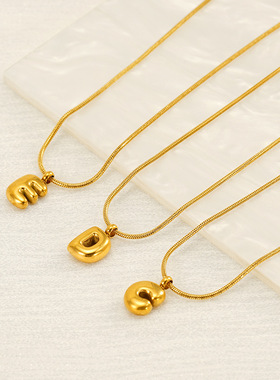 跨境轻奢26个胖乎乎字母吊坠蛇骨链18K金设计感气质百搭钛钢项链