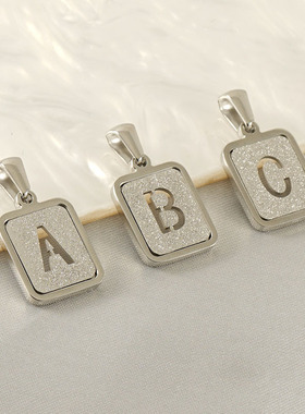 新款时尚不锈钢英文字母吊坠厂家压砂字母款钛钢18k通勤百搭