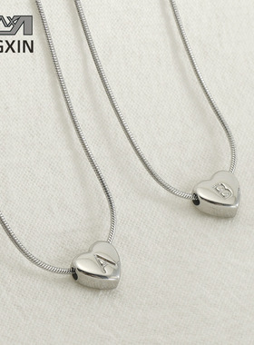 欧美不锈钢26个字母爱心项链高级感极简字母钛钢吊坠锁骨链女配饰