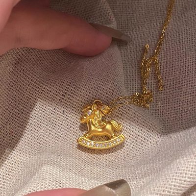 新中式复古金色小马项链2026马年