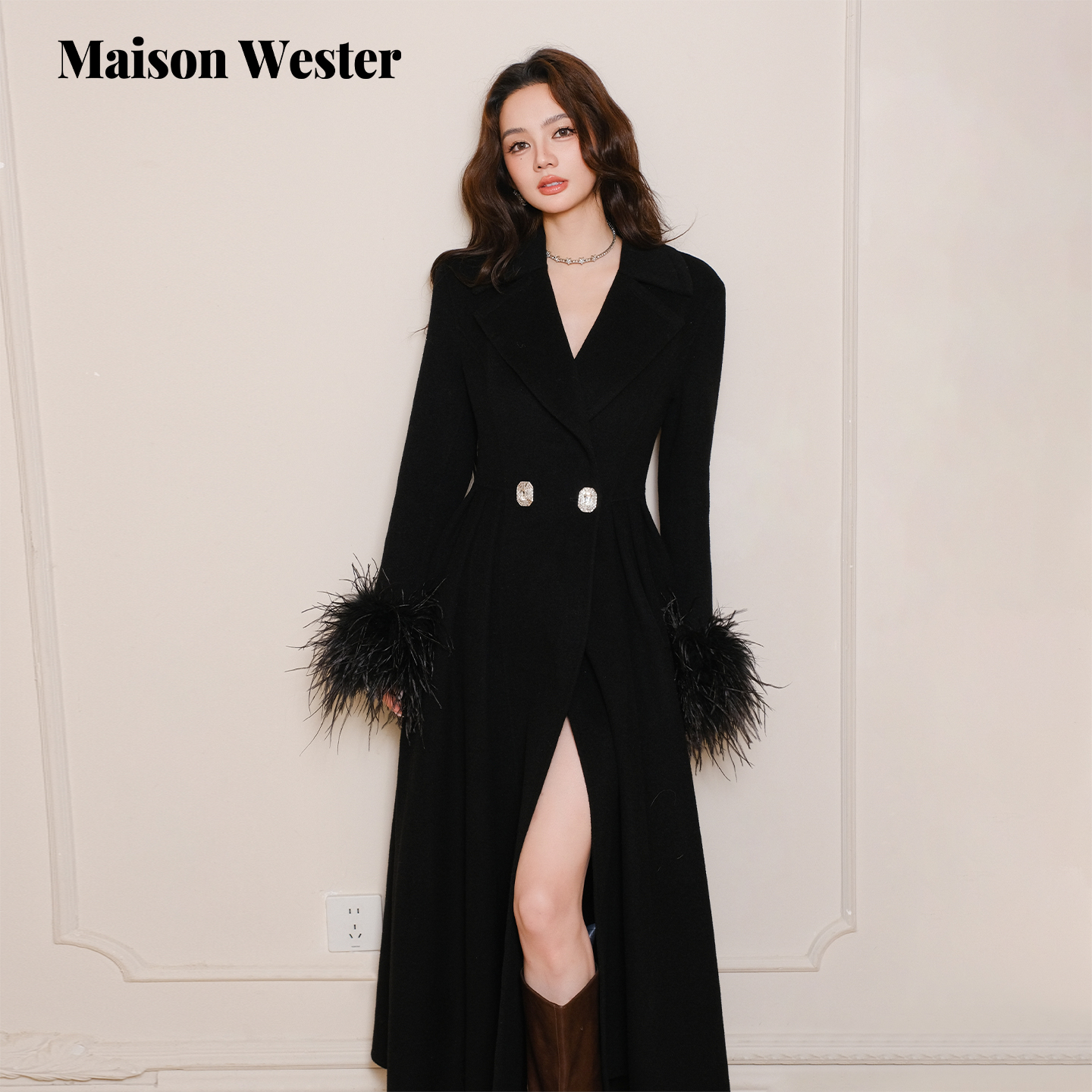 Maison Wester2025年冬季新品复古袖口羽毛钻饰翻领毛呢大衣外套