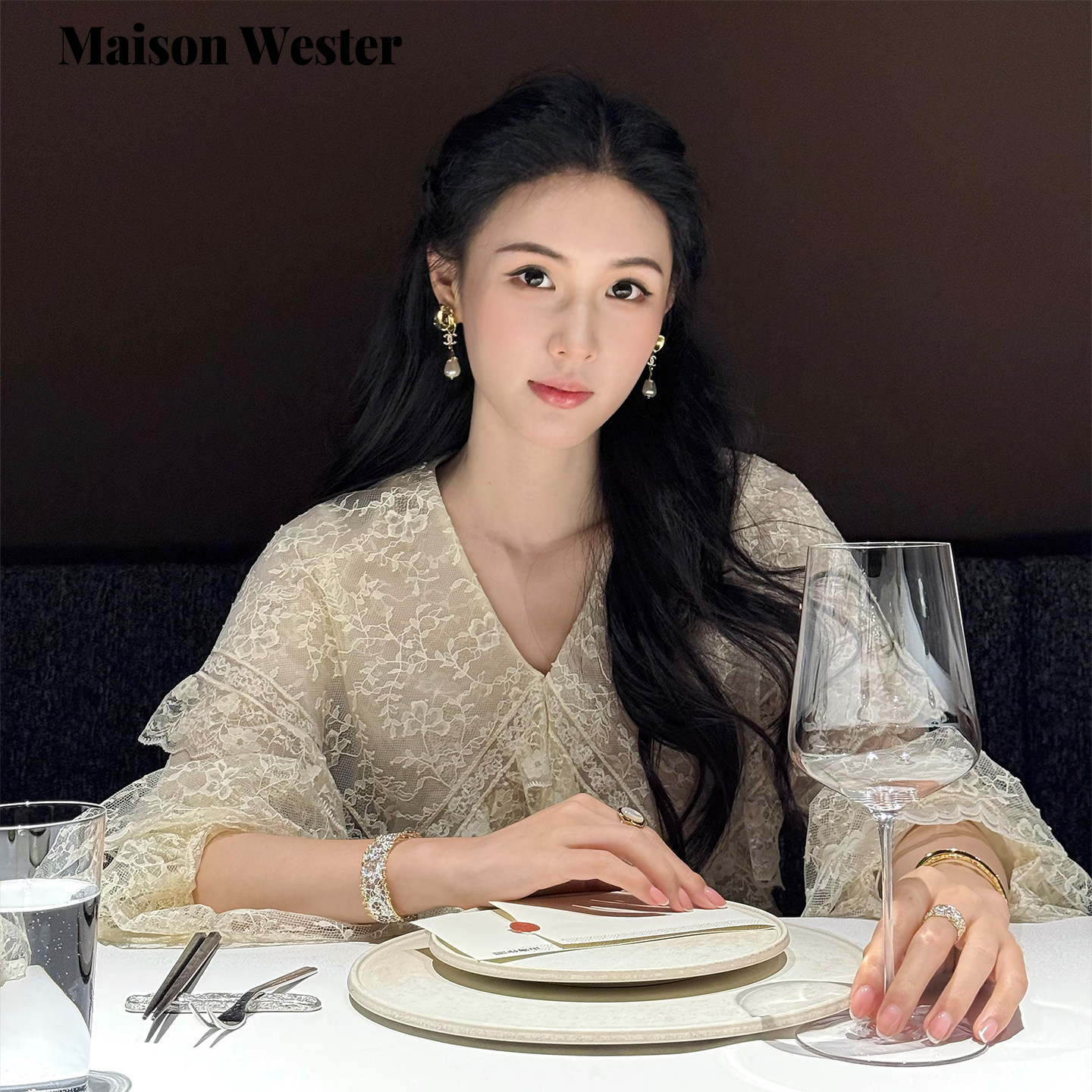 Maison Wester2026夏季新款温柔杏色V领喇叭袖蕾丝荷叶边短款上衣