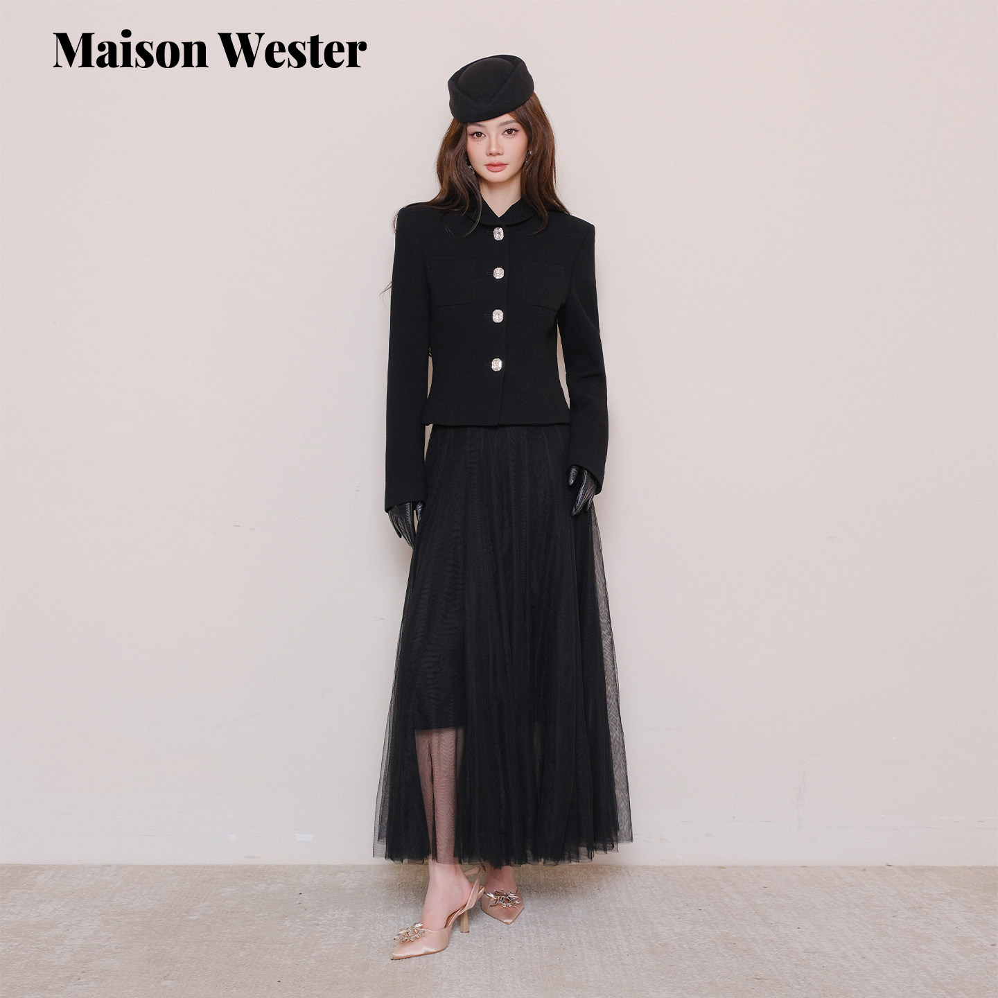 Maison Wester2025冬季新品干练精致黑色娃娃领水钻扣短外套