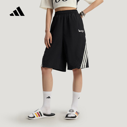 adidas阿迪达斯2026夏女足球风户外三条纹宽松休闲运动短裤KZ2392