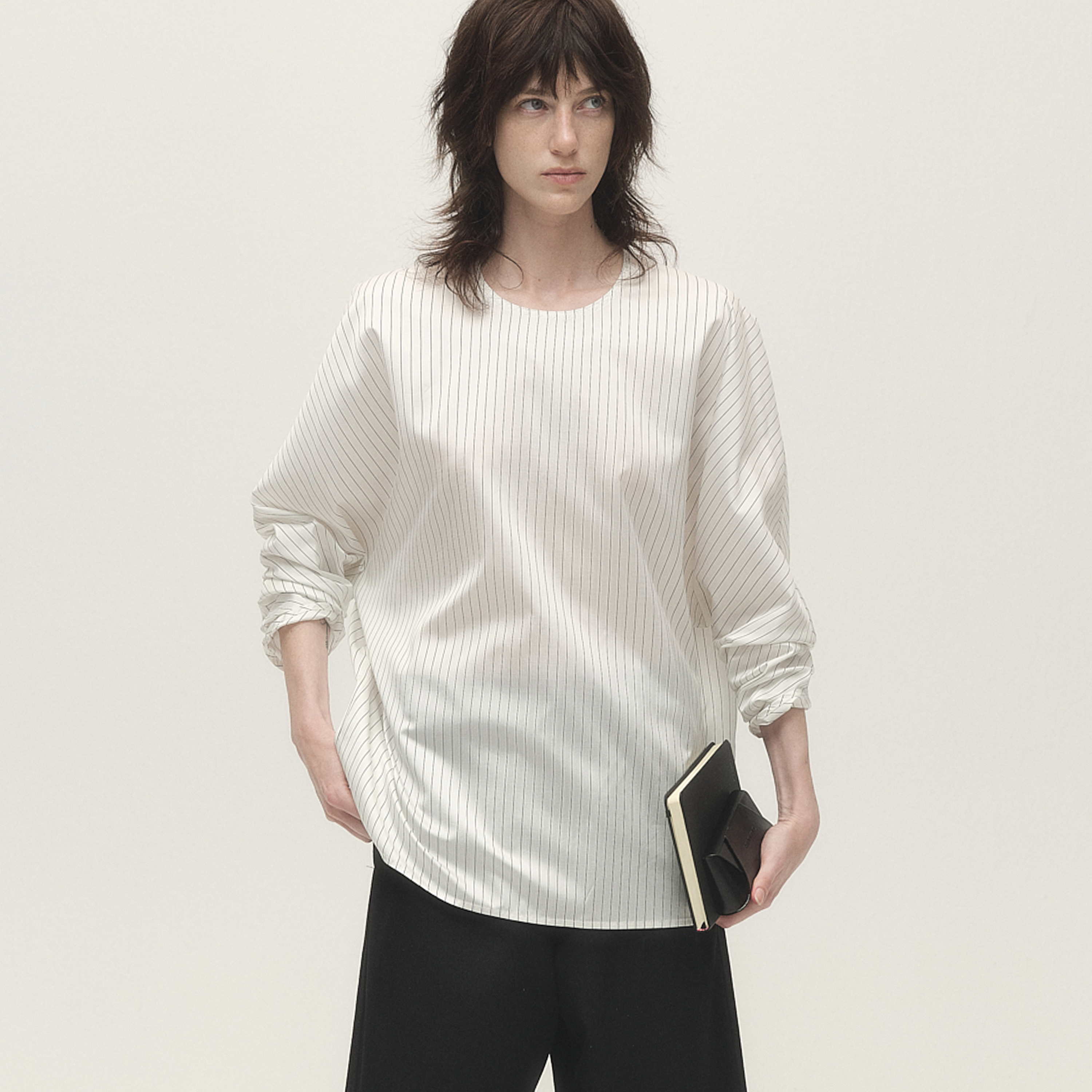 白弓“真丝系列”2025早秋新款極简设计条纹圆领长袖衬衫女55582