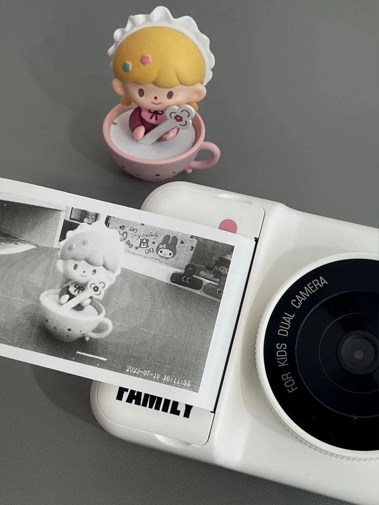 카메라에는 감열지 P2 뉴 미니 인터넷 연예인 학생  사진을 찍을 수 있는 프린트 폴라로이드 어린이 장난감이 함께 제공됩니다