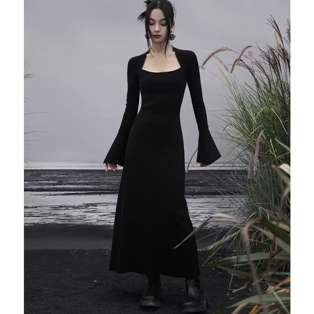 暗黑复古方领连衣裙女2026春季新款黑色优雅针织长款裙子