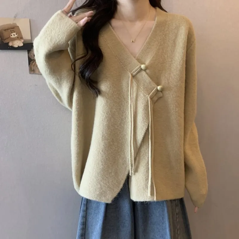 设计感交叉领针织衫女春秋大码胖妹妹新中式盘扣上衣美拉德毛衣