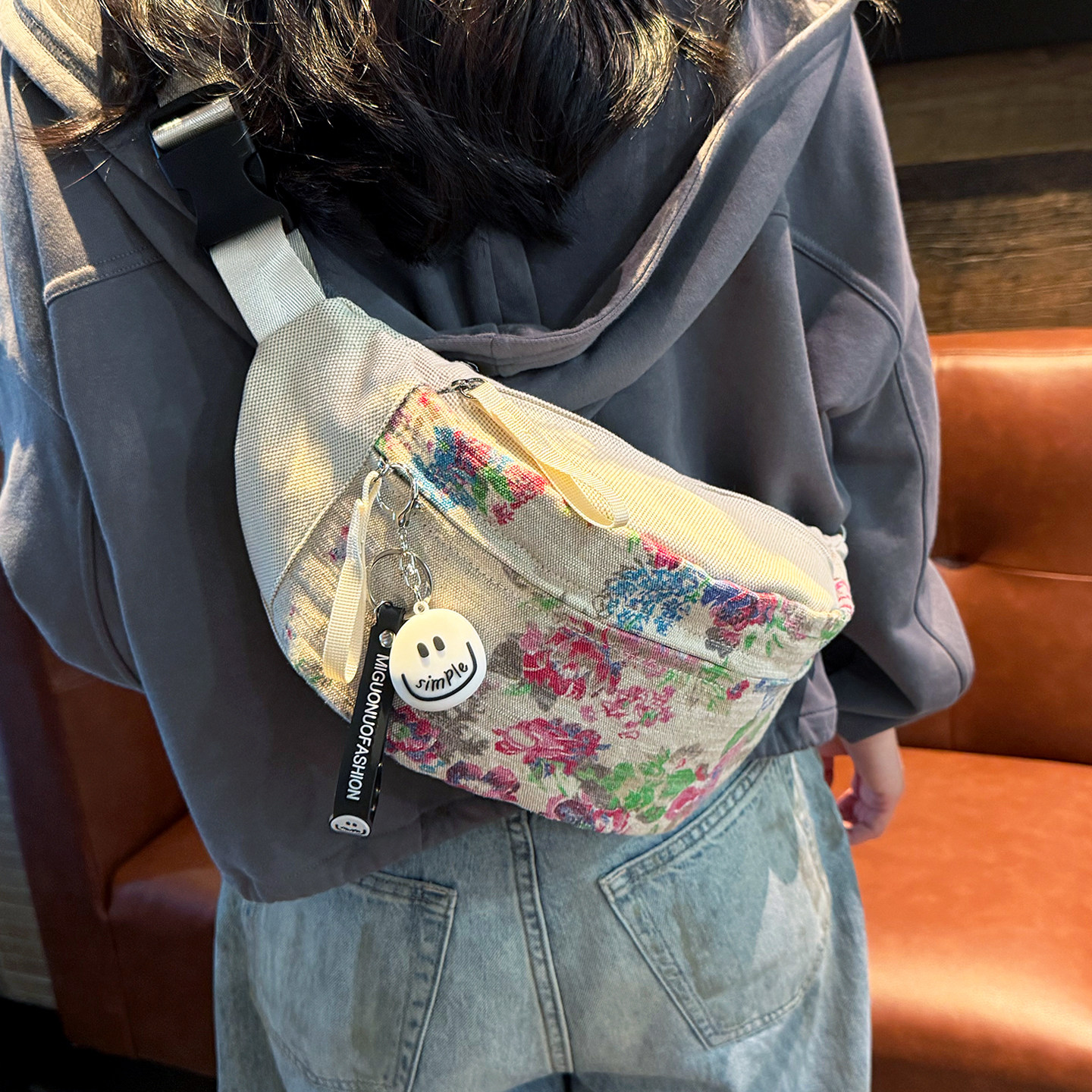 香港帆布印花胸包女2026新款时尚百搭休闲斜挎包大容量户外旅行包