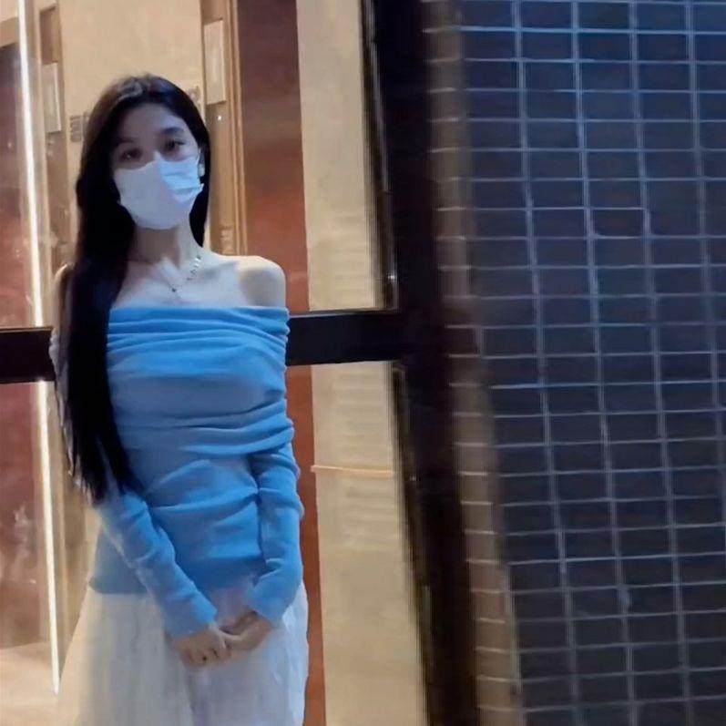 设计感蓝色一字领针织衫女春季2025新款气质显瘦韩风chic露肩上衣