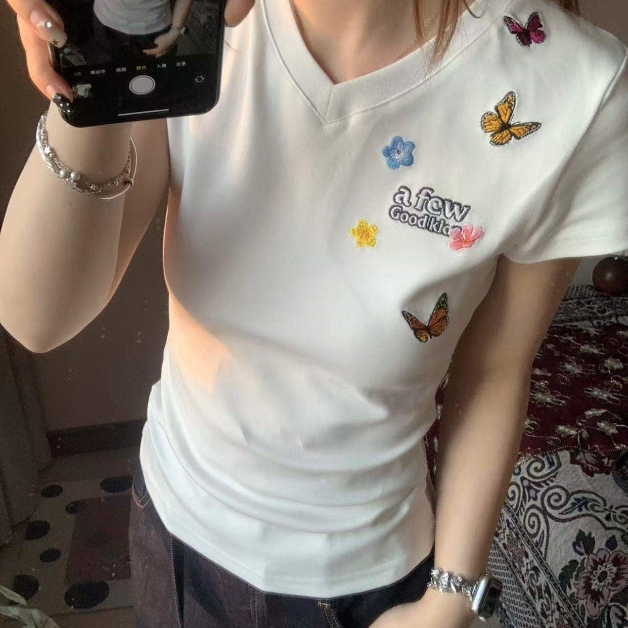 法国MDCW 美式刺绣花朵V领短袖t恤女夏季修身款辣妹短款正肩上衣