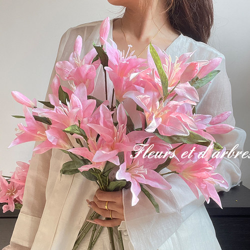 奶油风高档百合花束ins风娟花