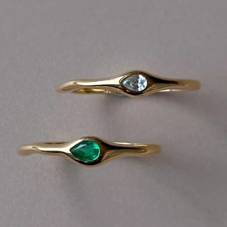 18K金镶嵌天然钻石祖母绿灵蛇戒指简约灵动不对称珠宝