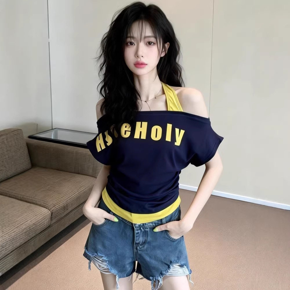 灰色一字领露肩短袖女t恤夏季微胖mm设计感撞色肩带褶皱收腰印花