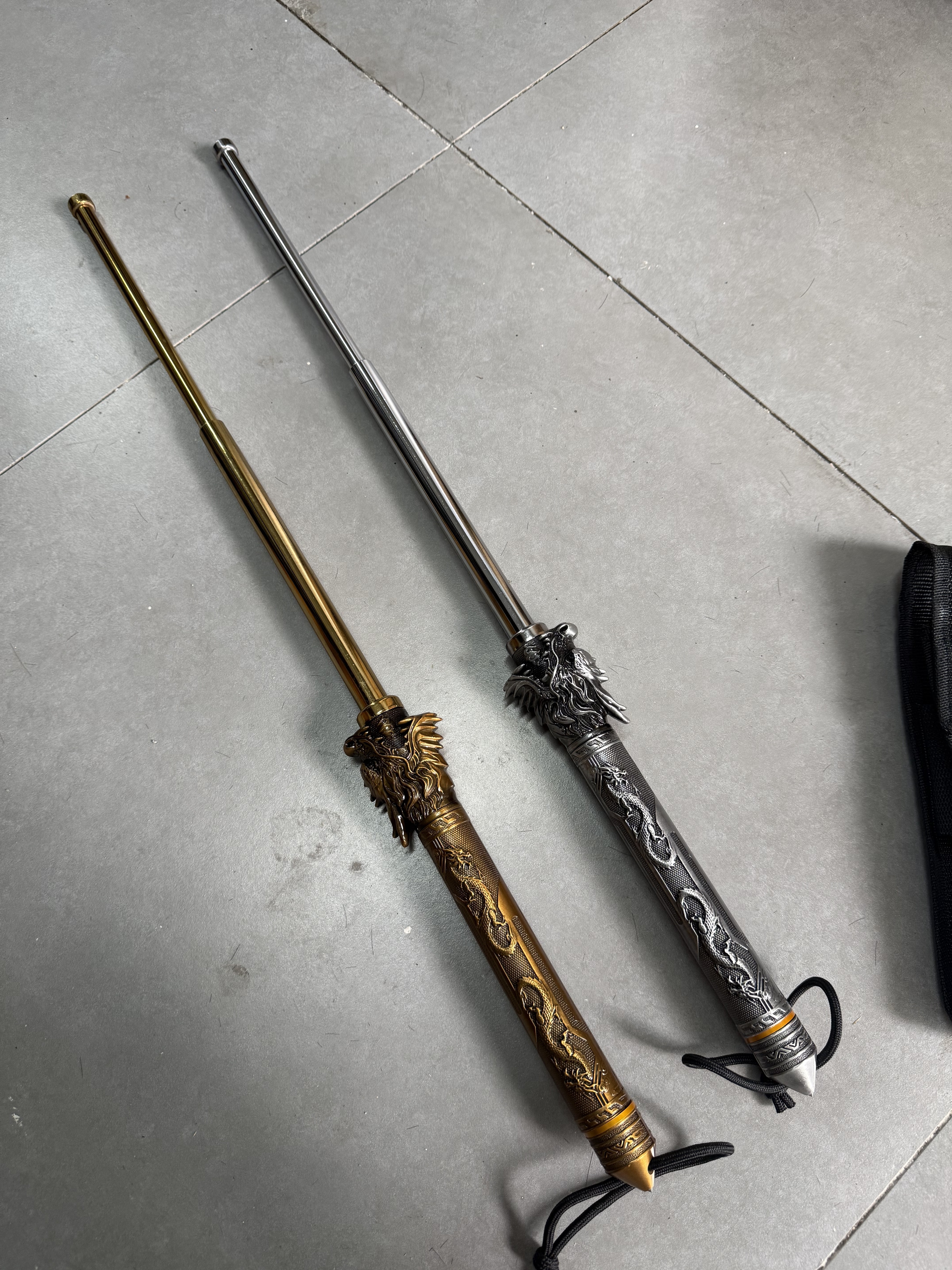 龙泉金龙甩棍伸缩棍防身合法自卫武器户外登山车载破窗防狗三节棍