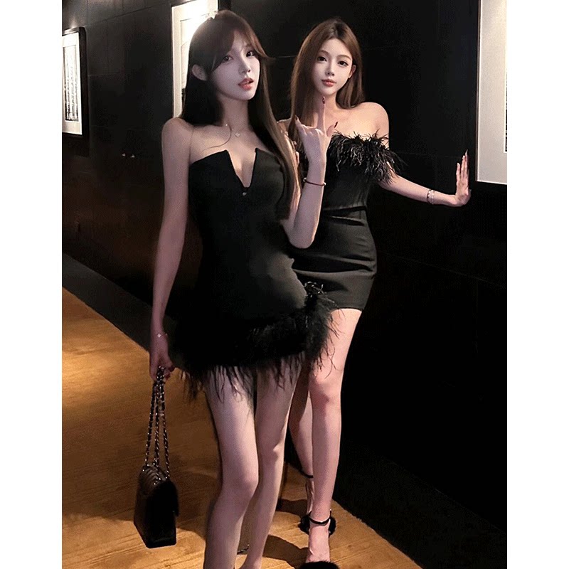 黑天鹅黑色羽毛抹胸连衣裙新款高级感显瘦收腰宴会生日小黑裙