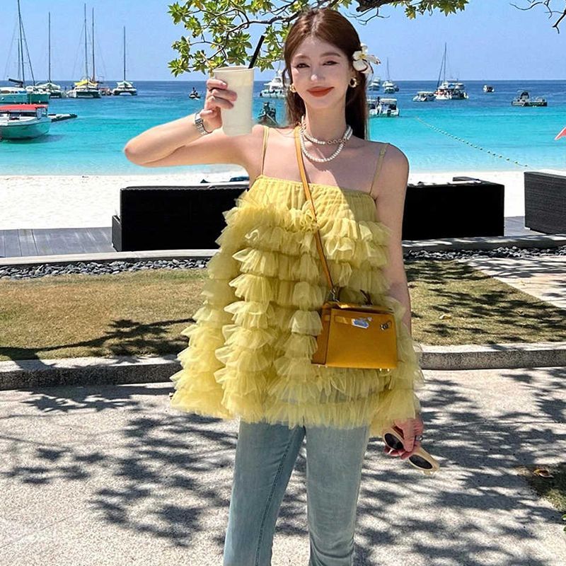 2025春夏新款洋气黄色别致蛋糕短裙潮度假风网纱拼接吊带连衣裙女