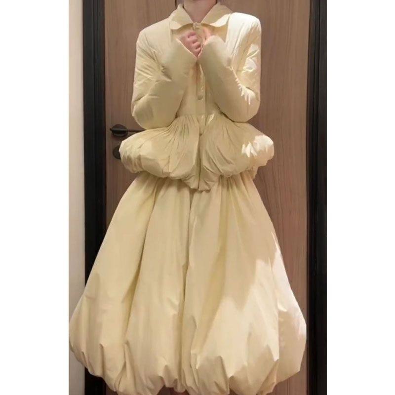 温柔系炸街奶乖套装冬季搭配一整套浅黄花苞羽绒外套半身裙两件套