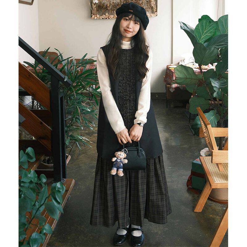 日系学院风拼接木耳边黑色背心裙女2025夏季慵懒风叠穿格子连衣裙