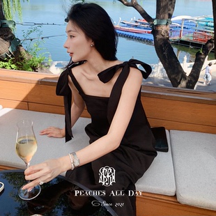 DAY零點愛麗絲 蝴蝶結吊帶藏肉長孕婦寬松黑連衣裙 ALL PEACHES