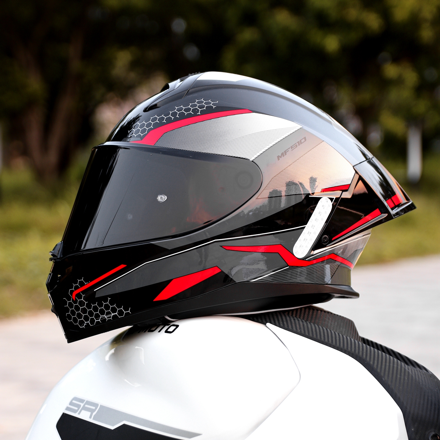 ILM摩托车仿赛新款头盔大尾翼