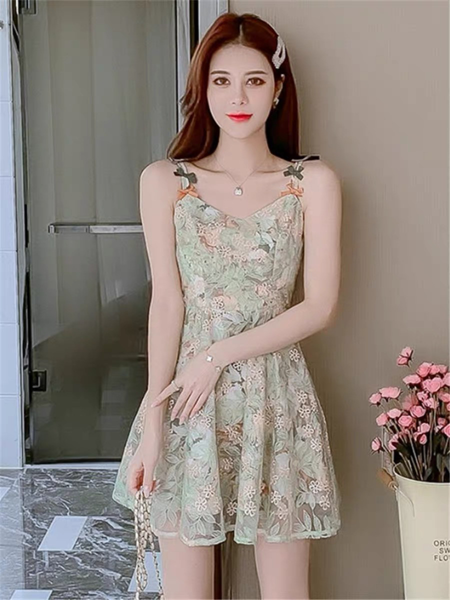 小清新连衣裙夏新款收腰显瘦小个子夏装搭配蕾丝吊带裙短款小裙子