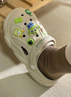 2023年新款洞洞鞋女夏季卡通可爱三眼仔学生情侣百搭巴斯光年纯色