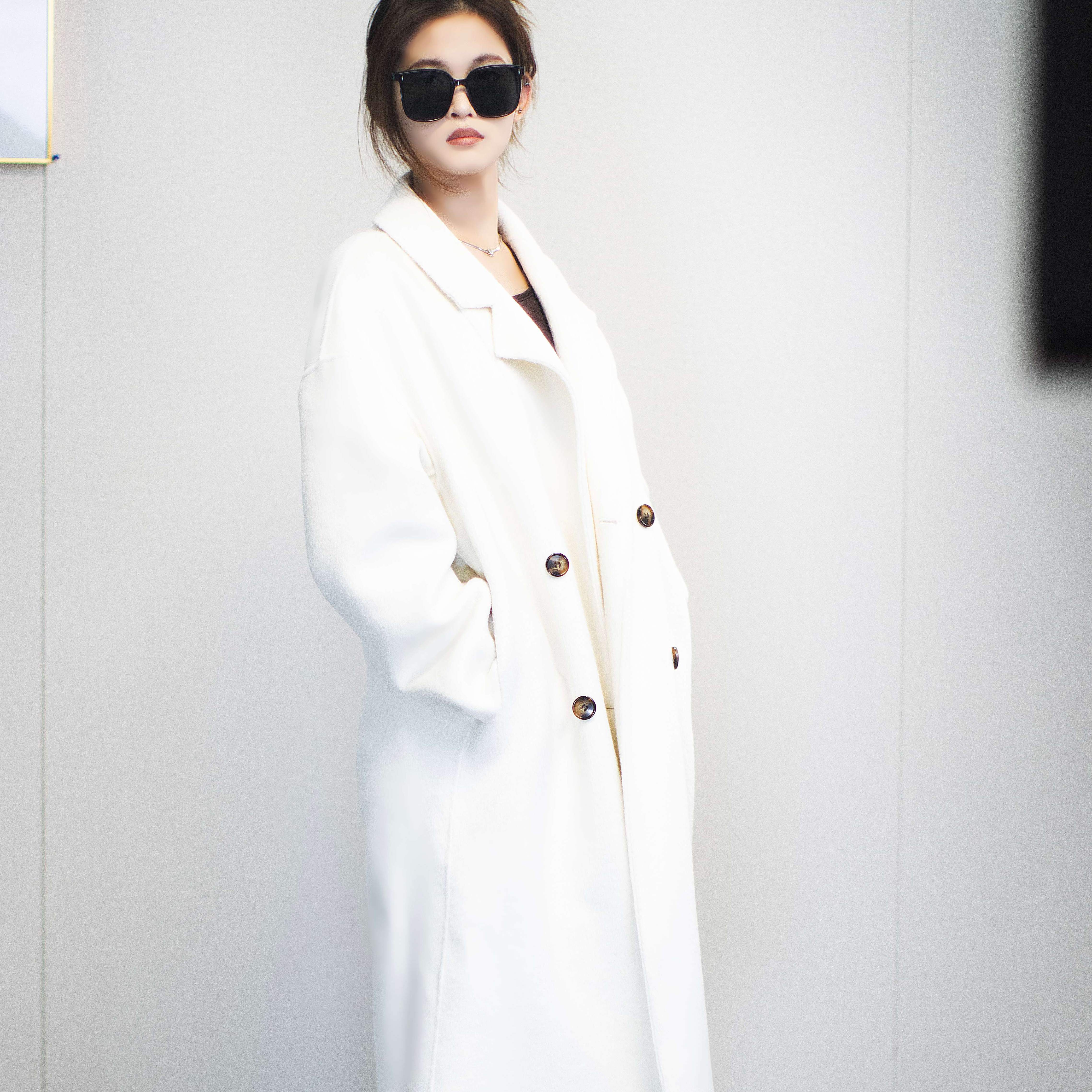 赤嫣白色羊绒双排扣中长款大衣