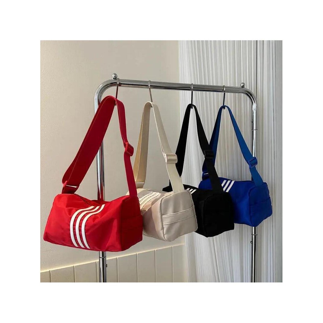 牛津布包包女2025新款时尚运动健身包短途旅行单肩包红色斜挎女包