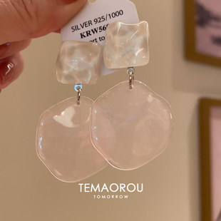 夏日淡粉色水波纹圆片耳钉2026新款甜美通透耳环百搭清冷感耳饰女