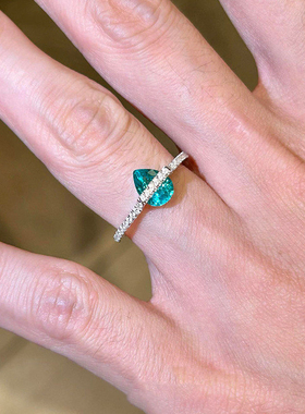 爆闪绿色水滴戒指女轻奢精致指环