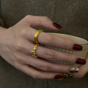 爆闪蝴蝶素圈戒指女小众设计轻奢高级感2025新款 情侣对戒指环 爆款